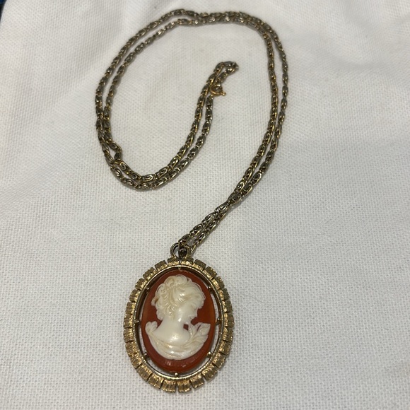 💛🤍 Vintage Cameo Pendant in Gold Tone Setting and Chain - Picture 2 of 3